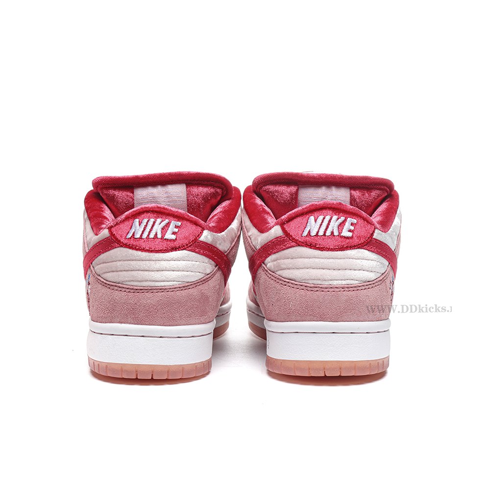 DD Nike SB Dunk Low StrangeLove Skateboards