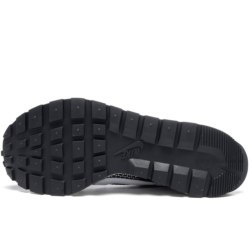 DD Nike Vaporwaffle sacai Black White