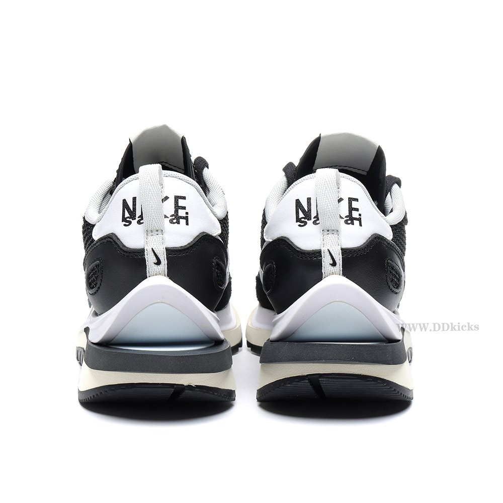 DD Nike Vaporwaffle sacai Black White